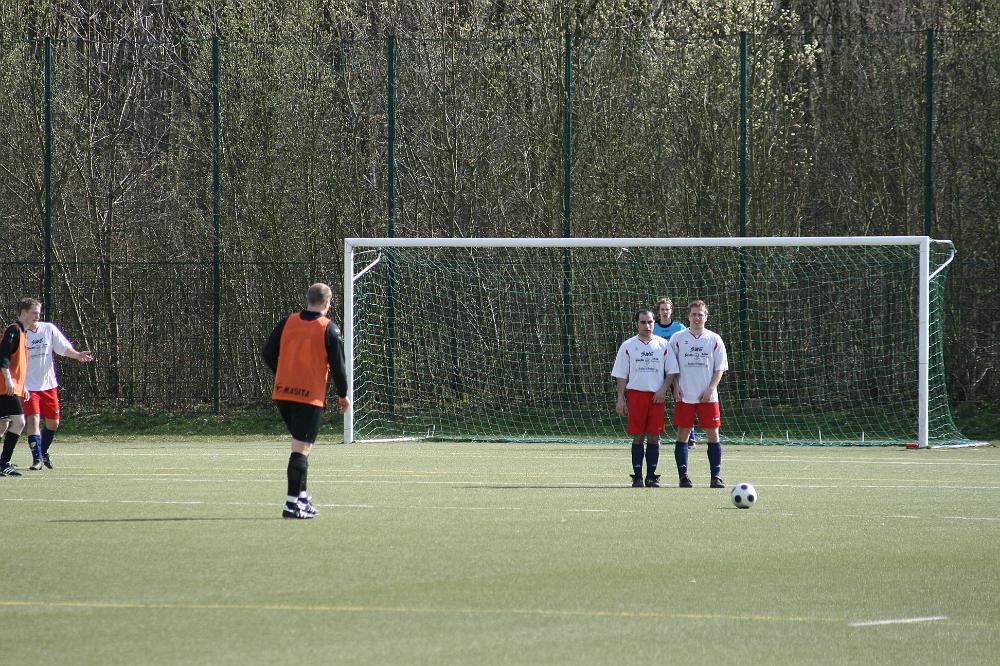 Eutin 08 - SSV 2. Herren 007.jpg - Marcel nimmt Anlauf zum ersten Freistoß.